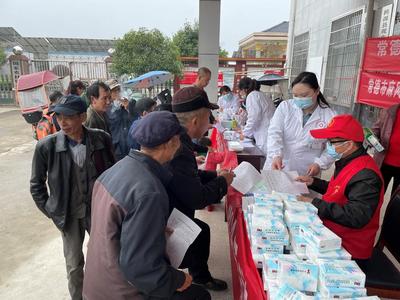 市皮防所黨員志愿者 健康義診進鄉村，麻風防治人人知，營養健康咨詢暖人心